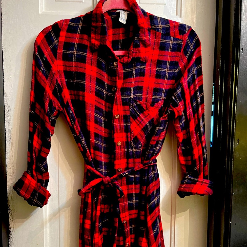 Red plaid long sleeve dress. Button down with tie at waist. SIZE:L